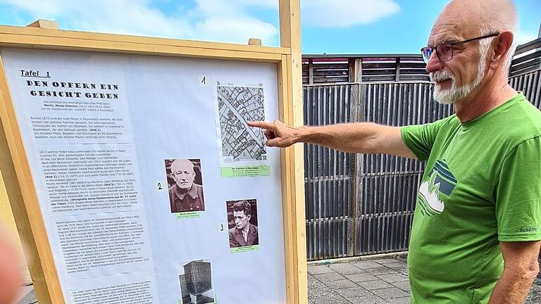 Der langjährige Vorsitzende und Ortsbeauftragte, Artur Türk, beim Besuch der Ausstellung über das Schicksal des früheren jüdischen Mitbürgers Moritz Moses Kahnlein.