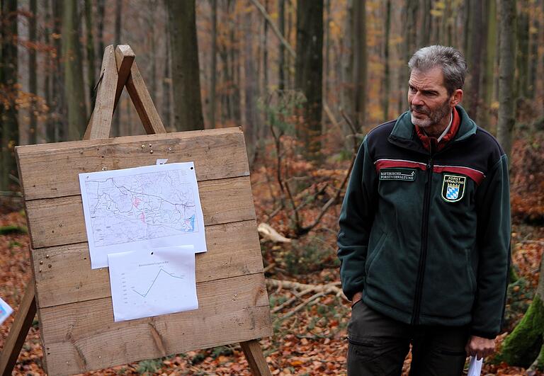 Stephan Thierfelder vom AELF Schweinfurt ging auf die 'Trockenspezialisten' im Wald ein, um zukünftige Bestände auf den Klimawandel vorzubereiten.