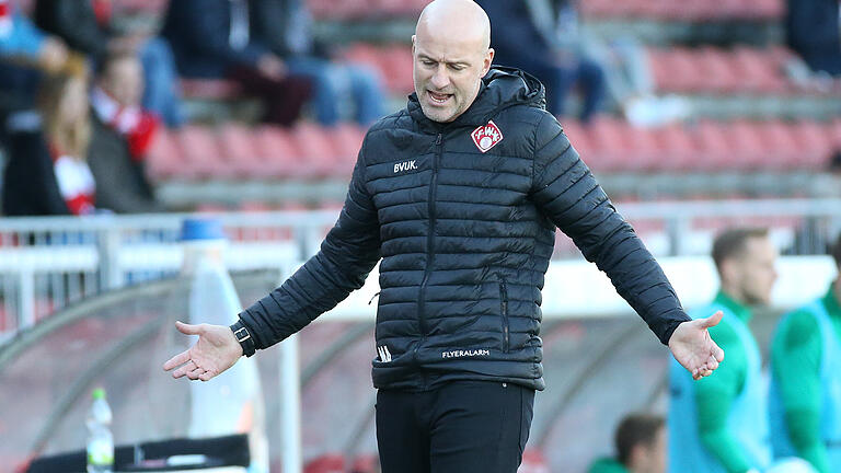 Marco Antwerpen war bei seiner Premiere als Cheftrainer des FC Würzburger Kickers ob des späten Ausgleichs von Greuther Fürth verärgert. Marco Antwerpen war bei seiner Premiere als Cheftrainer des FC Würzburger Kickers ob des späten Ausgleichs von Greuther Fürth verärgert.
