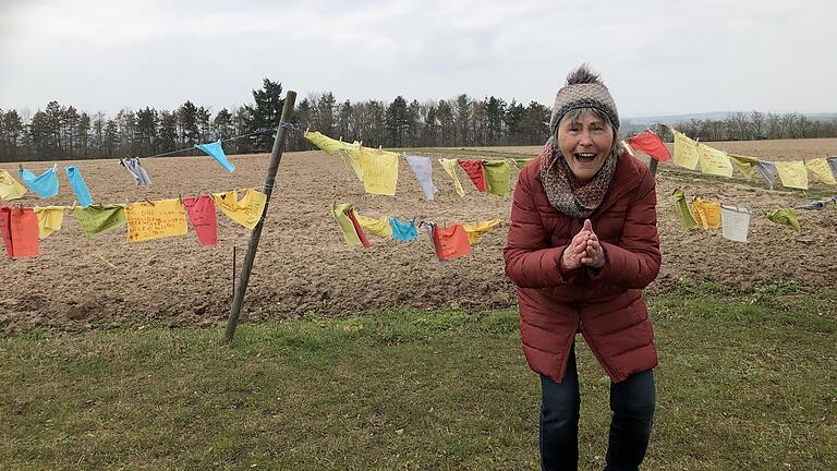 Mit Lachyoga durch die Pandemie: Renate Förster baut in ihre Wanderungen Lachübungen ein. Eine Station ist an der Gertraudiskapelle oberhalb von Gerolzhofen.