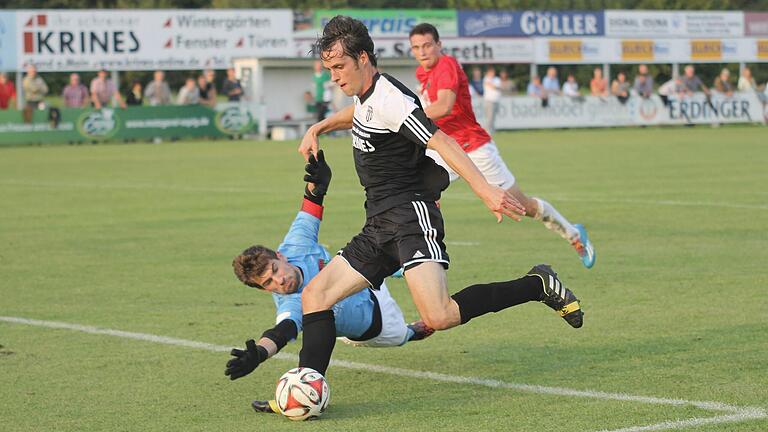 So kennt man ihn: Peter Heyer (vorne), hier im Sander Trikot, beim Spiel gegen den FC 05 Schweinfurt II am 5. September 2014. Torwart Christoph Saballus (blaues Trikot) überwand er damals zwei Mal.&nbsp;