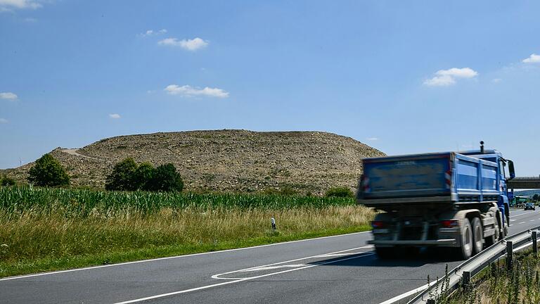 Der 28-Meter hohe Erdhügel an der A3-Ausfahrt zur Bundesstraße 13 soll laut Autobahn GmbH optisch ansprechender gestaltet werden. Der 28-Meter hohe Erdhügel an der A3-Ausfahrt zur Bundesstraße 13 soll laut Autobahn GmbH optisch ansprechender gestaltet werden.