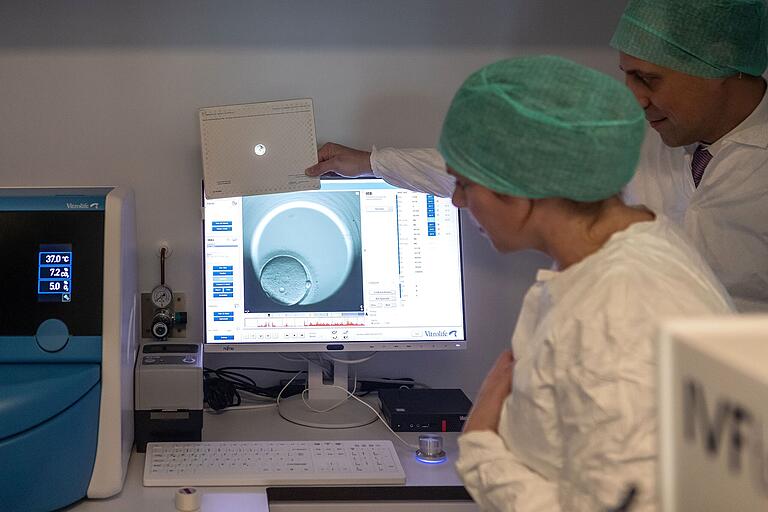 Laborleiterin Dr. Claudia Staib und Mediziner Dr. Michael Schwab beobachten die Entwicklung einer befruchteten Eizelle im speziellen 'Time Laps Inkubator'. Laborleiterin Dr. Claudia Staib und Mediziner Dr. Michael Schwab beobachten die Entwicklung einer befruchteten Eizelle im speziellen 'Time Laps Inkubator'.