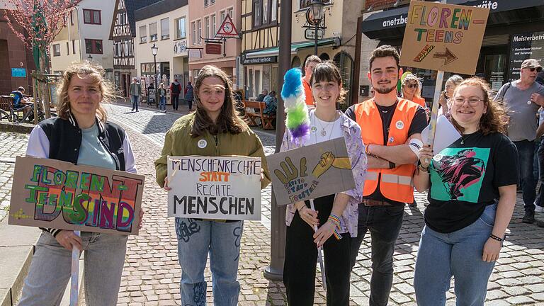 'Demokraten stehen auf – Gemünden ist dabei' : Rund 300 Bürgerinnen und Bürger demonstrierten in Gemünden für die Demokratie und gegen eine gesellschaftliche Spaltung. 'Demokraten stehen auf – Gemünden ist dabei' : Rund 300 Bürgerinnen und Bürger demonstrierten in Gemünden für die Demokratie und gegen eine gesellschaftliche Spaltung.