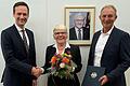 Sie freuen sich über die Auszeichnung: Landrat Florian Töpper (von links), Monika Meyer und Horst Herbert, erster Bürgermeister der Gemeinde Kolitzheim.
