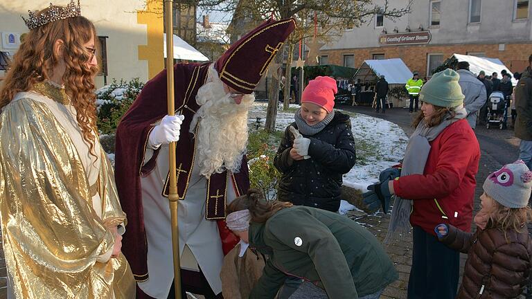 Für die Kleinsten brachte der Nikolaus beim Adventsmarkt in Sulzdorf Geschenke. Für die Kleinsten brachte der Nikolaus beim Adventsmarkt in Sulzdorf Geschenke.