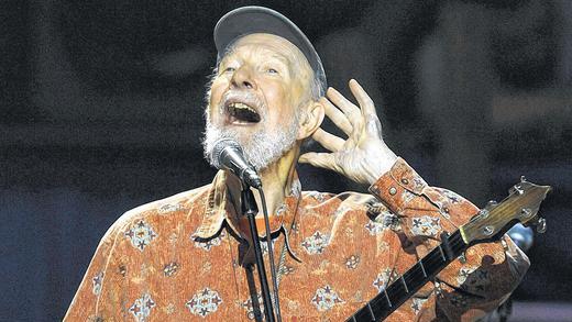 Pete Seeger: „Mit einem Song kann man Gedanken ausdrücken und gemeinsames Handeln fördern.“ Pete Seeger: „Mit einem Song kann man Gedanken ausdrücken und gemeinsames Handeln fördern.“