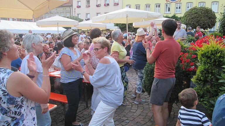 Egal ob jung oder alt, beim Weinfest wird auch immer vor der Bühne getanzt.       -  Egal ob jung oder alt, beim Weinfest wird auch immer vor der Bühne getanzt.