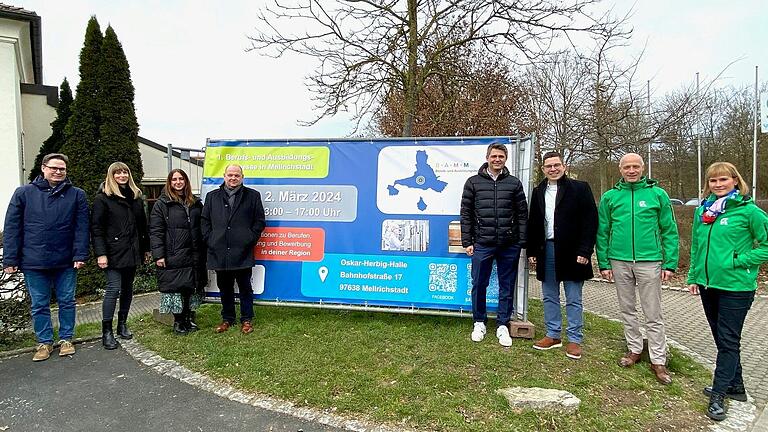 Rühren die Werbetrommel für die erste Berufs- und Ausbildungsmesse in Mellrichstadt: (von links) André und Nina Reich (Reich GmbH), Luisa Schneider (Lisi Automotive KKP), Markus Thau (Berry Formatec), Bürgermeister Michael Kraus, Felix Weihrauch (Weihrauch &amp; Weihrauch Sport GmbH) sowie Roland Göpfert und Susan Damm vom Überlandwerk Rhön.