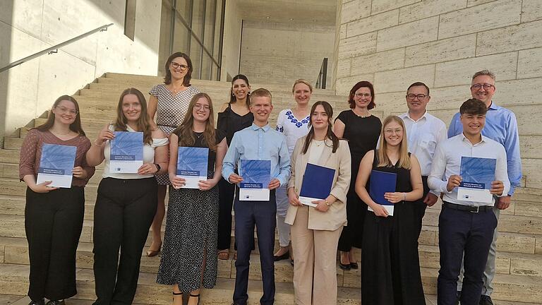 Auf dem Bild beginnend von links: Cornelia Odoj, Antonia Gadamer, Susanne Halbig, Jennifer Emmert, Yaren Cabukel, Lasse Kötzel, Nicole Förster, Sophia Tschepel, Nadine Pürschel, Lara Hippeli, Rico Spatschek, Justin Ziegler und Markus Merz.