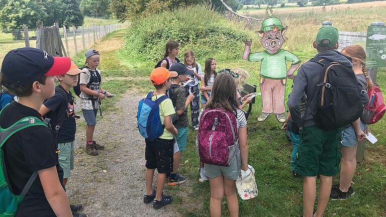 Scholli erklärt den Naturlehrpfad.