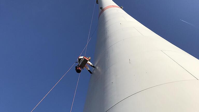 Stück für Stück wird der Turm mit Spezialreiniger gesäubert.