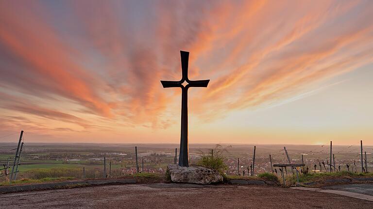 Wandern rund um das Kalbkreuz: An der Weinlage Kalb hat man einen schönen Ausblick über Iphofen (Lkr. Kitzingen).