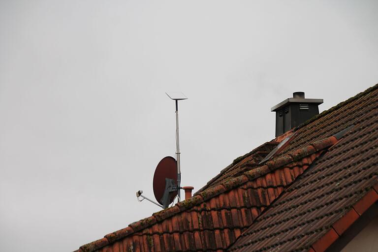 Starlink-Antenne neben Satellitenschüssel auf einem Haus in Deutelbach.