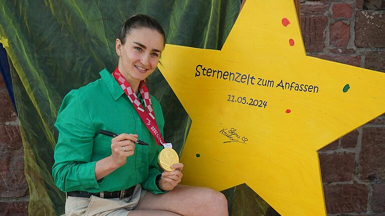 Elena Semechin, Paralympics-Olympiasiegerin über 100 Meter Brustschwimmen kam zur Autogrammstunde ins Kinderhospiz Sternenzelt Mainfranken nach Marktheidenfeld.