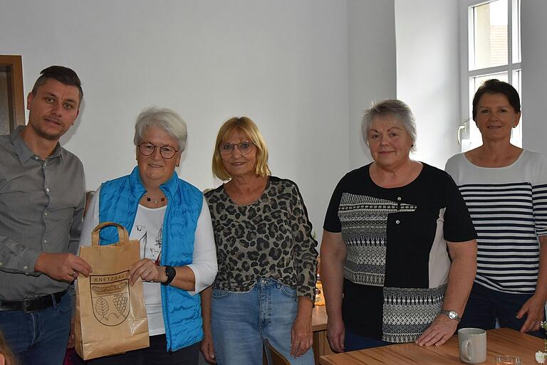 Freuen sich über den Dorfgemeinschaftstreff in der ehemaligen Lesehöhle in Hainert (von links): Bündnis-Koordinator Thomas Zettelmeier, Hedwig Schlosser, Roswitha Fuß, Bettina Stühler und Sigrid Schlemmer.