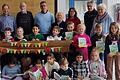 Spendenübergabe an der Siedlungsgrundschule am bundesweiten Vorlesetag: Klasse 2e und hinten von rechts nach links: Elisabeth Ackermann (SieNet), Lesepate Konstantin Wehr (Lesepate) , Sabine Hipskind (Lesebeauftragte), Sibylle Heisel (Schriftführerin SieNet), Ralf Machwart (Vorsitzender Siedlervereinigung), Jürgen Thorand (Lesepate), Martin Tröge (Kassier SieNet), Heike Schneller-Schneider (Rektorin Grundschule Kitzingen-Siedlung).