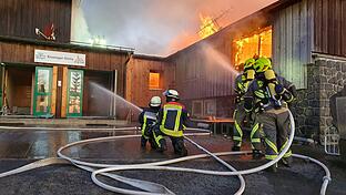 Mit einem Großaufgebot waren Feuerwehr, Rettungsdienst und Polizei beim Brand der Kissinger Hütte Mitte März vor Ort. Der Einsatz der vielen Helfer wurde jetzt bei der Sitzung des Kreistags in Bad Neustadt ausdrücklich gewürdigt.