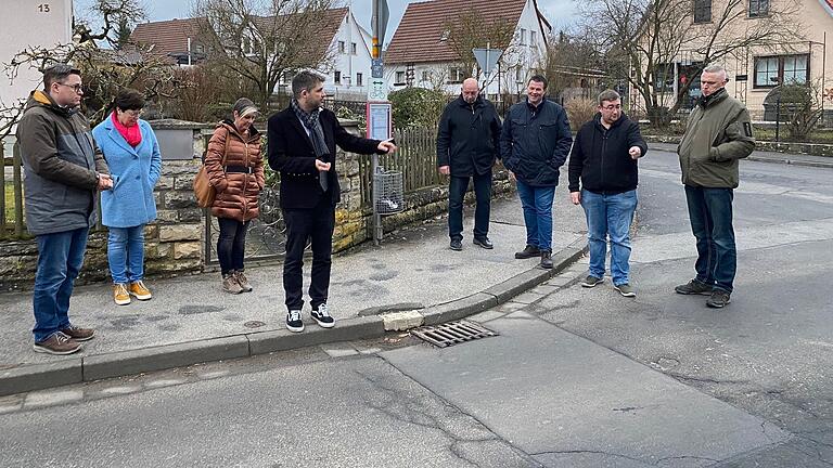 Bauausschuss auf Ortsbesichtigung: Im Malbachweg zeigte Bürgermeister Michael Kraus (Vierter von links) Straßenschäden auf, die von den Anwohnern moniert worden waren.