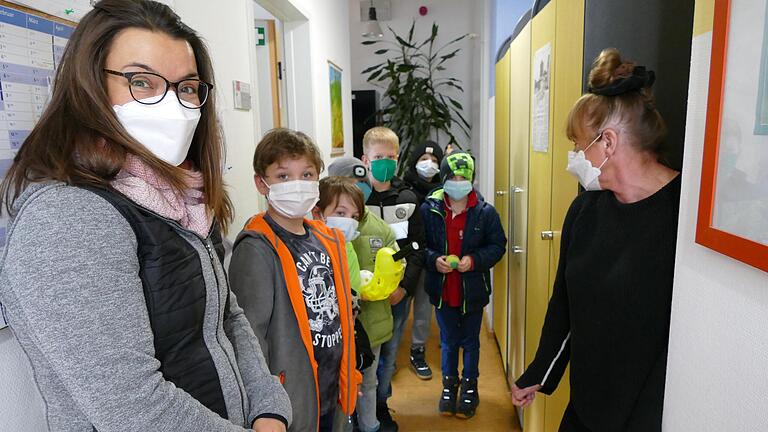 Die Schulpause hat begonnen, aber die Kinder stürmen nicht ungeordnet auf den Schulhof hinaus.