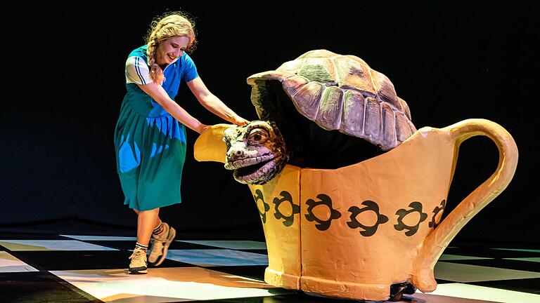 Niedlich, aber wenn er den Mund aufmacht und von Erdbeerkunde mit oder ohne Schlagsahne schwadroniert, ziemlich ermüdend. Alice und der Schildkrötensupperich (Alina Gitt, Maria A. Alba) Niedlich, aber wenn er den Mund aufmacht und von Erdbeerkunde mit oder ohne Schlagsahne schwadroniert, ziemlich ermüdend. Alice und der Schildkrötensupperich (Alina Gitt, Maria A. Alba)