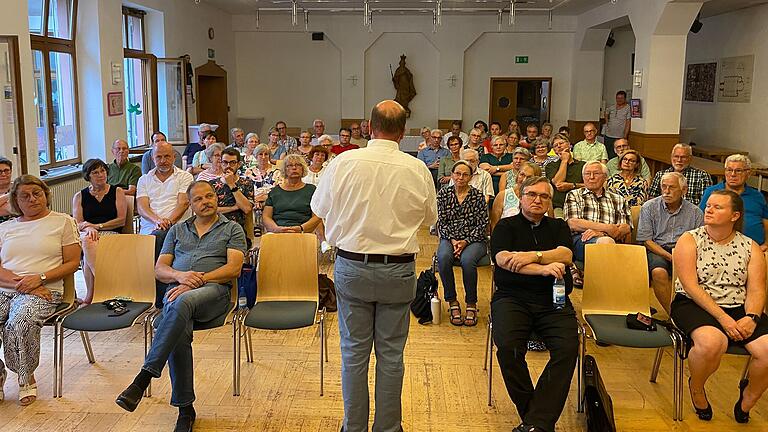 Keine frohe Botschaft: Stadtpfarrer Sven Johannsen (Mitte) schilderte den rund 60 Zuhörern, was auf die Pfarrgemeinden finanziell zukommt, wenn die Diözese wie geplant ihre Zuschüsse für den Immobilienunterhalt deutlich reduziert. Keine frohe Botschaft: Stadtpfarrer Sven Johannsen (Mitte) schilderte den rund 60 Zuhörern, was auf die Pfarrgemeinden finanziell zukommt, wenn die Diözese wie geplant ihre Zuschüsse für den Immobilienunterhalt deutlich reduziert. 