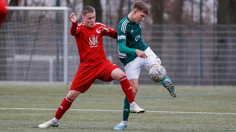 Nick Doktorczyk (rechts, hier vergangene Saison gegen den Coburger Maximilian Kling) hat es aus der U 19 des FC 05 Schweinfurt in die erste Mannschaft geschafft.