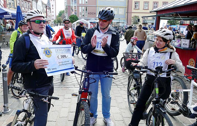 Zur Unterstützung der Rotary-Aktion 'Sprache verbindet' überreichte der Präsident des Lion-Clubs Andreas Möhres einen Scheck über 500 Euro.