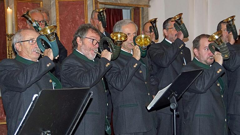 Der Katholische Männerverein St. Hubertus unter dem Vorsitz des Würzburger Altlandrat Eberhard Nuß lädt am Sonntag, 3. November, zu seiner traditionellen Hubertusmesse in die Wallfahrtskirche Fährbrück ein. Die festliche und klassische Messe zu Ehren des heiligen Hubertus ist eine besondere Pflege des Brauchtums. Die Melodien in Es-Dur sind Jagdsignalen nachempfunden. Sie werden diesmal von den Jagdhornbläsern Schweinfurt-Land gespielt. Insbesondere die Hubertusbrüder aus den Ortsgruppen in ganz Unterfranken sind zur Hubertusmesse in Fährbrück eingeladen, berichtet der Verein in einer Pressemitteilung. Der Sonntagsgottesdienst beginnt um 10 Uhr.