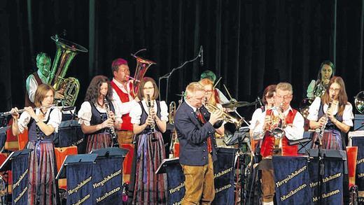 Haßgau-Ranch feiert 30-jähriges Bestehen mit Hüttenfest       -  (mim)   An diesem Wochenende feiert die Haßgau-Ranch Kerbfeld mit ihrem Hüttenfest ihr 30-jähriges Bestehen. Hierzu verwandelt sich die kleine, idyllisch gelegene &bdquo;Hütt'n oben der Dräa&ldquo; in Kerbfeld in einen Festplatz. Nach dem Start am Freitag erwartet die Besucher an diesem Samstag, 16. August, und am Sonntag, 17. August, abends weitere musikalische Unterhaltung. Am Samstag startet der Festbetrieb um 18.30 Uhr. Ab 20.30 Uhr treten die &bdquo;Frankenräuber&ldquo; auf. Angekündigt ist &bdquo;Musik und Spektakel&ldquo;. Das Fest setzt sich am Sonntag um 10.30 Uhr mit einem Gottesdienst mit Pfarrer Gerd Greier an der Haßgau-Ranch fort. Die Blaskapelle Kerbfeld begleitet die Messfeier musikalisch. Ab 11.30 Uhr wird Mittagessen geboten. Ab 18 Uhr spielen die Hergolshäuser Musikanten (im Bild) böhmische Blasmusik. Der Eintritt ist an allen Festtagen frei. Das Jubiläumsfest erinnert an die Geburtsstunde der Haßgau Ranch vor 30 Jahren, als die vier Jugendlichen Günther Burger, German Weth, Andreas Dürr und Franz Bayer eines Abends beschlossen haben, die Hütte an der &bdquo;Tree&ldquo; (am Betonweg, der kurz nach dem Ortsausgang von Kerbfeld Richtung Aidhausen nach links abzweigt) zu bauen, als Begegnungsort für Jung und Alt in Kerbfeld. Das Grundstück gehörte der Gemeinde. Der damalige Aidhäuser Bürgermeister Anton Schüssler gab seine Erlaubnis: &bdquo;Baut se halt her, dann bleibt die Jugend wenigstens im Dorf.&ldquo; Im Jahr 1992 forderte das Landratsamt Haßberge den Abriss der Hütte, weil diese nicht ins Landschaftsbild passen würde. Dank des Engagements von vielen gelang es, nach dem Abriss der alten Hütte in den Osterferien 1993 innerhalb von zwei Wochen eine neue Hütte zu bauen, die bis heute steht. Mittwochs ist nun generell Treffpunkt an der Hütte, die zudem Vereine nutzen. Auch Feiern und Feste finden dort statt. Seit Herbst 2003 verfügt die Hütte auch über einen Stromanschluss.