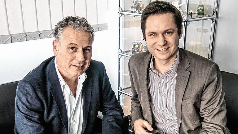 Norbert Hettrich (links) und Andreas Ullmann unterzeichnen einen Kooperationsvertrag.