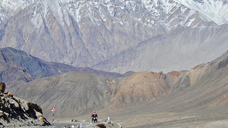 Dieter Schneider im Himalaja auf 4000 Metern Höhe zwischen Nubra-Valley und Pongdong-Lake.