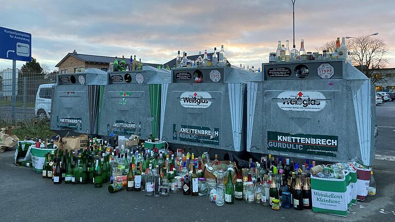 Überfüllte Glas- oder Blechcontainer (wie hier im Januar in Gerolzhofen) sind vielerorts ein Ärgernis. Mit einer App sollen Bürgerinnen und Bürger übervolle Behälter bald melden können, damit sie zügiger geleert werden.