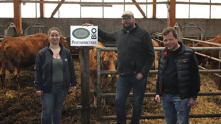 Der Biohof Röder erhielt das Qualitätssiegel Rhön für gelebte Regionalität. Das Bild zeigt (von links) Vanessa und Steffen Röder sowie Projektmanager Thomas König (Rhön GmbH).