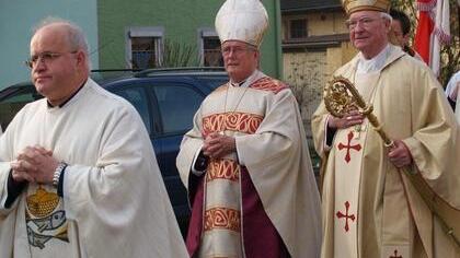 Der Bischof von Speyer Dr. - Der Bischof von Speyer Dr. Anton Schlembach (rechts) zusammen mit
Bischof Dr. Friedhelm Hofmann und Ortspfarrer Dr. Anton Schilhan auf
dem Weg in die Heimatkirche. Der Bischof von Speyer Dr. - Der Bischof von Speyer Dr. Anton Schlembach (rechts) zusammen mit
Bischof Dr. Friedhelm Hofmann und Ortspfarrer Dr. Anton Schilhan auf
dem Weg in die Heimatkirche.