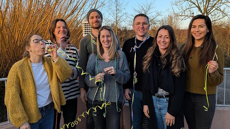 Das Organisationsteam 'Kinderfasching' von Familie Mainschleife besteht aus (von links) Verena Baumeister, Michaela Müller, Felix Rößner, Evi Rößner, Bastian Völkl, Nina Weissenseel und Selina Laskowitz (Maria Flammersberger fehlt). Das Organisationsteam 'Kinderfasching' von Familie Mainschleife besteht aus (von links) Verena Baumeister, Michaela Müller, Felix Rößner, Evi Rößner, Bastian Völkl, Nina Weissenseel und Selina Laskowitz (Maria Flammersberger fehlt).