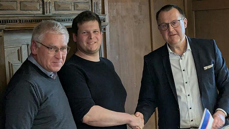 Johannes Menth (rechts) und Rainer Lesch (links) beglückwünschen Florian Barthel nach der Vereidigung zum 'Siebener' zu seinem neuen Amt.