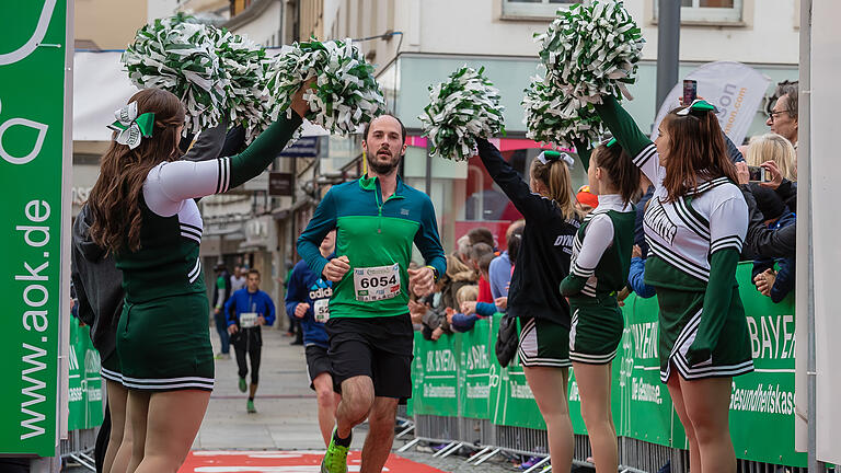 Mit über 2500 Teilnehmern hat der MainCityRun 2019 den bisherigen Rekord aufgestellt. 137 Helfer waren im Einsatz. Und das Wetter hielt.
