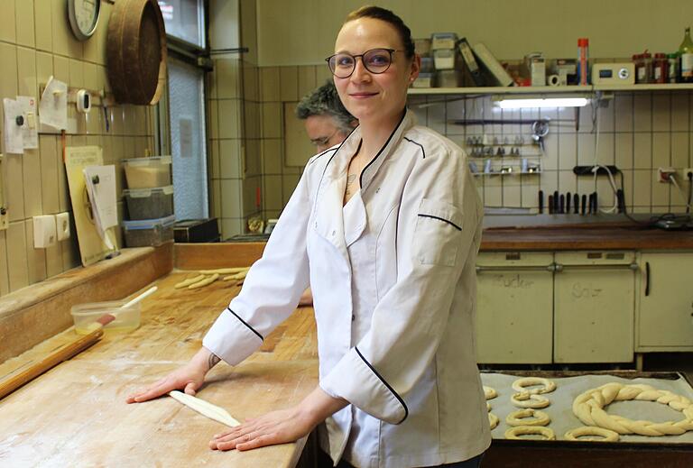 Ann-Kathrin Thiele bei der Verarbeitung eines Teiges. Ann-Kathrin Thiele bei der Verarbeitung eines Teiges.