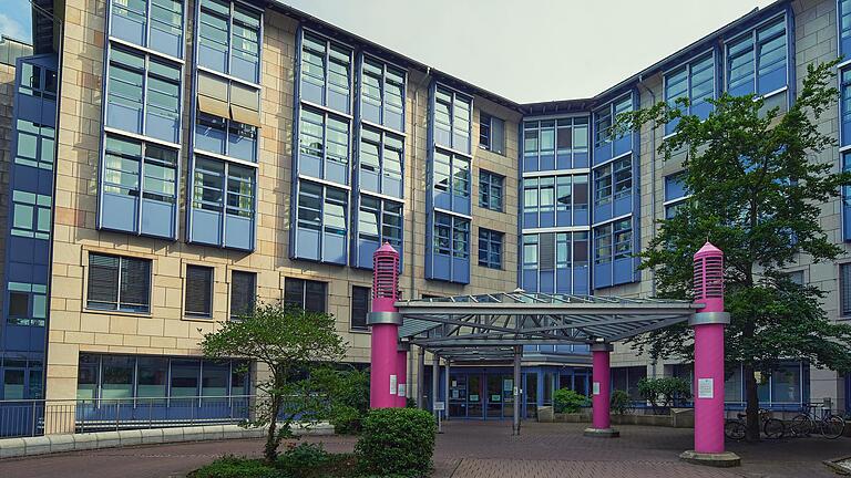 Der Eingang des St. Josef Krankenhauses in Schweinfurt. Der Eingang des St. Josef Krankenhauses in Schweinfurt.
