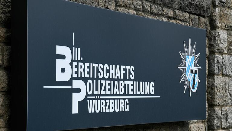 Ein Zug der Bereitschaftspolizei Würzburg sorgte am Mittwoch für Aufregung in Schweinfurt. (Symbolbild) Ein Zug der Bereitschaftspolizei Würzburg sorgte am Mittwoch für Aufregung in Schweinfurt. (Symbolbild)