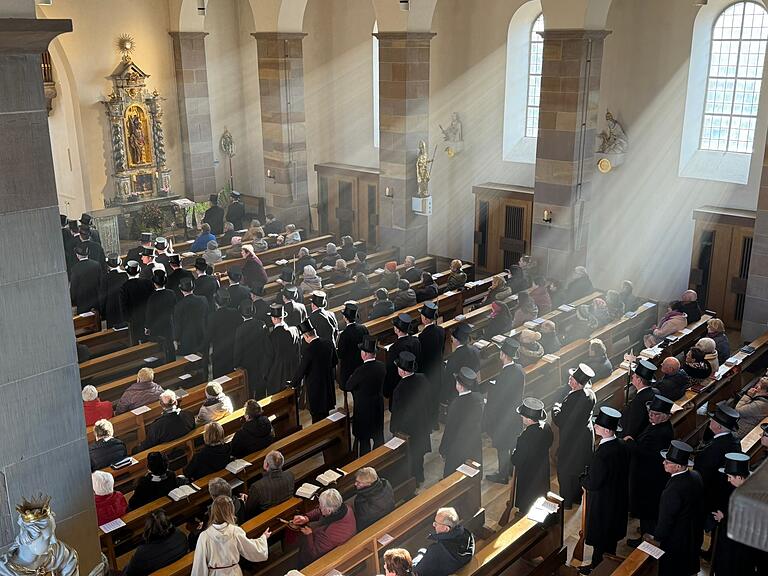 Während des Gottesdienstes nimmt die Bürgerwehr Aufstellung im Mittelgang. Während des Gottesdienstes nimmt die Bürgerwehr Aufstellung im Mittelgang.