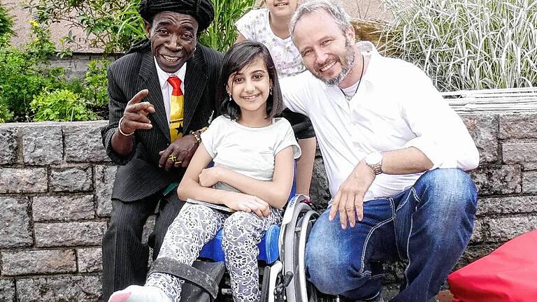 Vereinte Nationen in Niederwerrn: Johnny Kwesi Annan, Neffe des ehemaligen UN-Generalsekretärs Kofi Annan, mit Yousra Osman aus Syrien, die an Glasknochen leidet, Schwester Sarah sowie Musiker Jon Raphael.