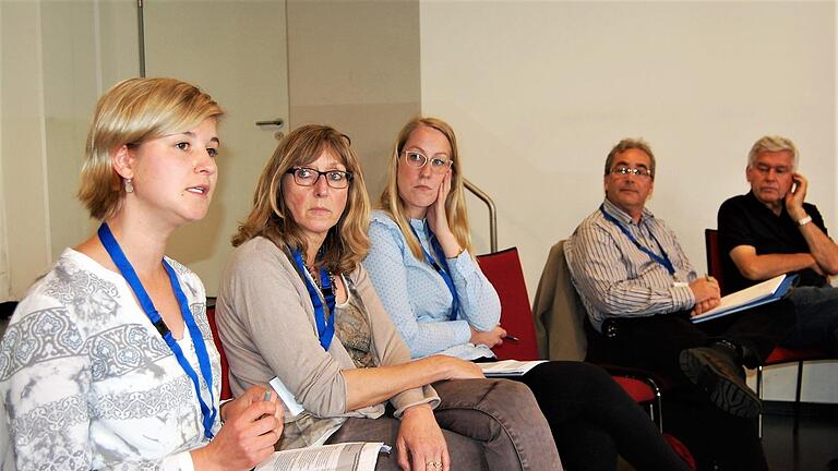 Daniela Volkmuth (links), Geschäftsstellenleiterin der Gesundheitsregion Bad Kissingen im Rhön-Saale-Gründerzentrum, bei ihrer Präsentation in einer Arbeitsgruppe. Foto: Sigismund von Dobschütz       -  Daniela Volkmuth (links), Geschäftsstellenleiterin der Gesundheitsregion Bad Kissingen im Rhön-Saale-Gründerzentrum, bei ihrer Präsentation in einer Arbeitsgruppe. Foto: Sigismund von Dobschütz