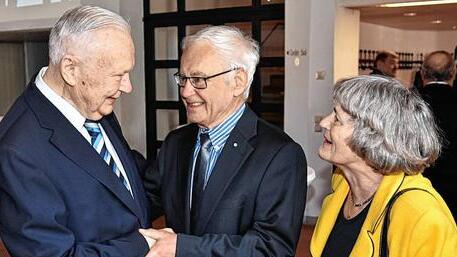 Besonders herzlich begrüßte Albert Meyer (links) seinen langjährigen Freund Rudolf Handwerker und dessen Frau Regine. Besonders herzlich begrüßte Albert Meyer (links) seinen langjährigen Freund Rudolf Handwerker und dessen Frau Regine.