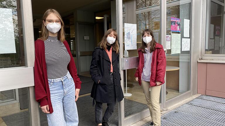 Durch diese Tür gehen sie bald zum letzten Mal:&nbsp;(von links) Jana Schönfeld (18), Mila Velichkova (18) und Rebekka Coulon (17)&nbsp; machen 2021 ihr Abitur am Balthasar-Neumann-Gymnasium in Marktheidenfeld.