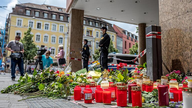 Zahlreiche Menschen haben am Würzburger Barbarossaplatz in Gedenken an die Opfer der Messerattacke Kerzen entzündet und Blumen niedergelegt.