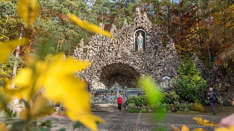 Blick auf die Mariengrotte in Bad Salzschlirf. Die Nachbildung der Grotte von Lourdes entstand 1915 in einem ehemaligen Kalksteinbruch am Strangelsberg.