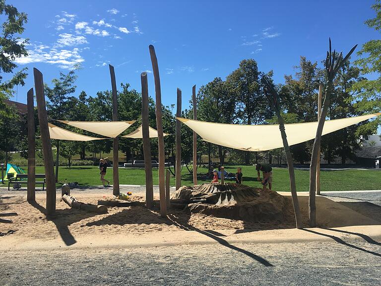 Die Wasserspiele am Wasserspielplatz am Hubland sind mit Sonnensegeln überspannt und liegen daher im Schatten.