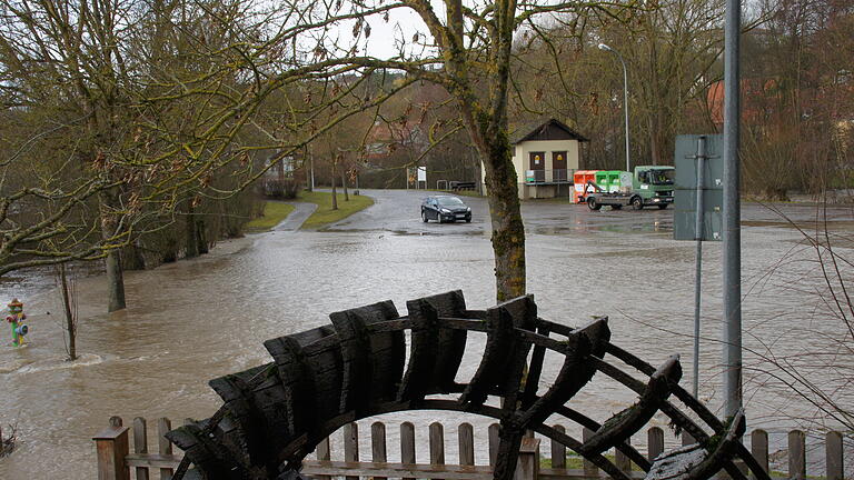 Am Donnerstagvormittag stand die Streuwiese in Mellrichstadt unter Wasser. Die angrenzende Streu war Meter hoch über die Ufer getreten.